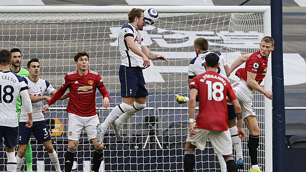 Harry Kane (uprosted) z Tottenhamu hlavikuje balon v zpase proti Manchesteru United.