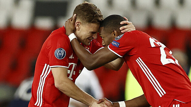 Joshua Kimmich (vlevo) a David Alaba z Bayernu se hecují před odvetou čtvrtfinále Ligy mistrů.