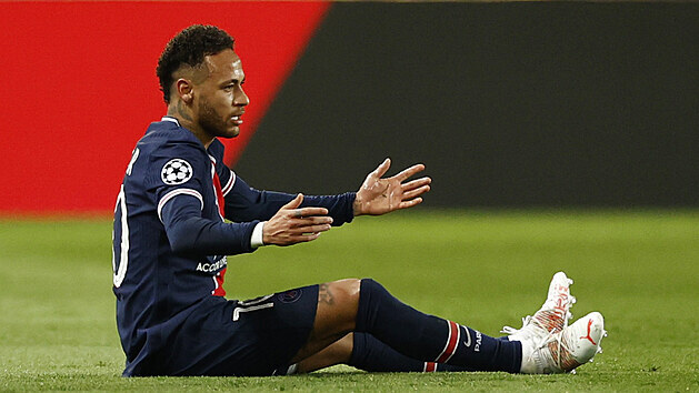 Neymar z Paris St. Germain sedí na zemi poté, co byl faulován.