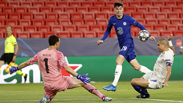 Kai Havertz z Chelsea se sna prostelit branke Porta Marchesna i obrnce Pepeho.