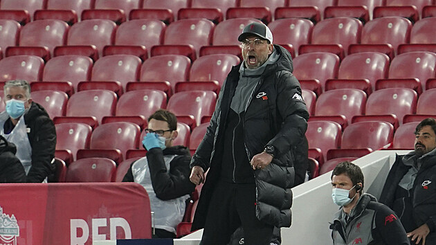 Jürgen Klopp dává instrukce fotbalistů Liverpoolu ve čtvrtfinále Ligy mistrů proti Realu Madrid.