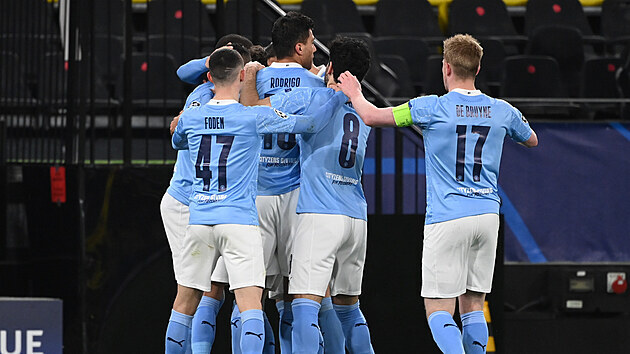 Fotbalisté Manchesteru City se radují z vyrovnávací branky v Dortmundu.