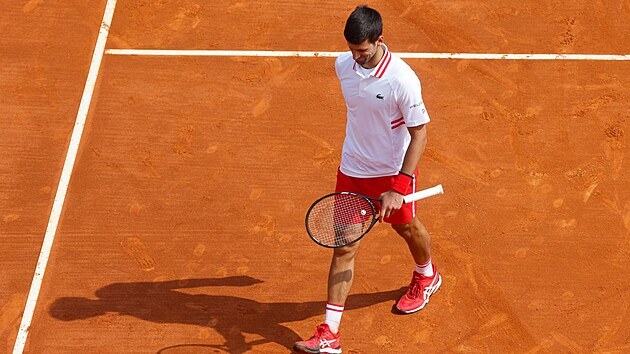 Srb Novak Djokovič smutní po porážce v osmifinále turnaje v Monte Carlu.