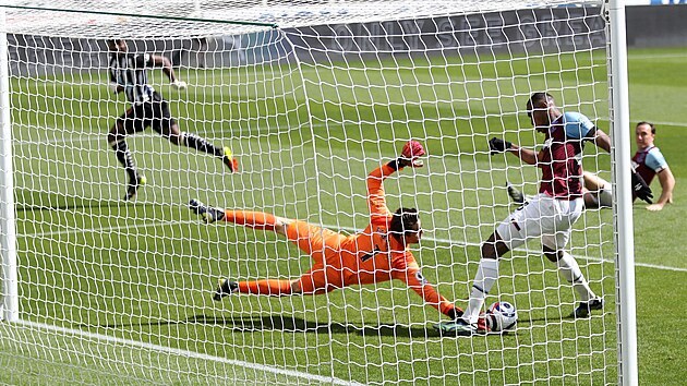 Vlastní gól Issy Diopa (vpravo) z West Hamu v zápase proti Newcastlu