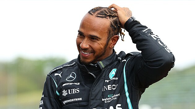 Lewis Hamilton z Mercedesu se usmv po vtzstv v kvalifikaci.