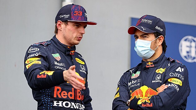 Kolegov z Red Bullu Max Verstappen a Sergio Prez debatuj po kvalifikaci.