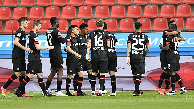 Hráči Leverkusenu se radují z gólu proti Kolínu.
