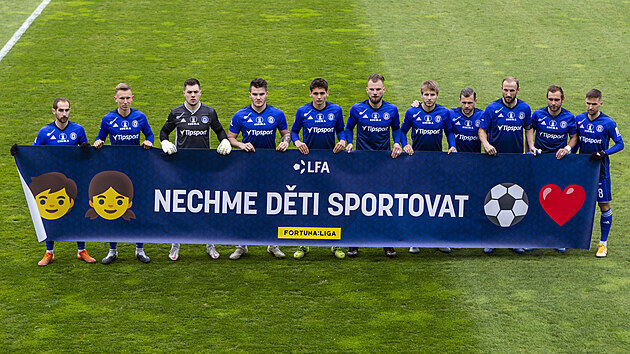 Fotbalisté Olomouce před utkáním proti Teplicím podpořili iniciativu vyzývající ke znovuobnovení dětského a mládežnického sportu.