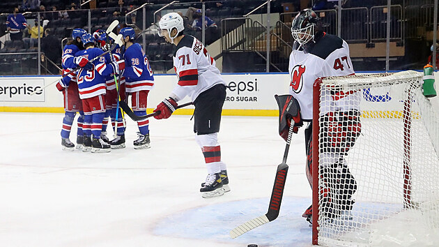 Hokejisté New York Rangers se radují z gólu proti New Jersey.