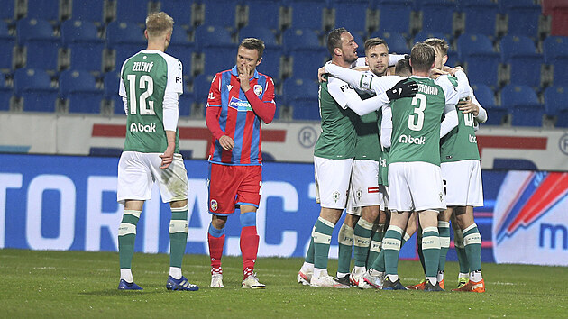 Hráči Jablonce se radují z gólu proti Plzni.