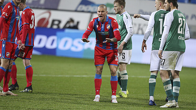Plzeňský Zdeněk Ondrášek (uprostřed) během utkání proti Jablonci