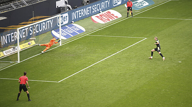 Brank Brm Ji Pavlenka (vlevo) inkasuje z penalty, kterou promnil Erling Haaland z Dortmundu.