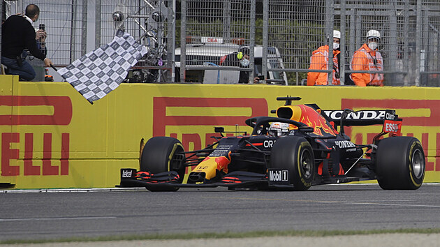 Jezdec Red Bullu Max Verstappen projd clem Velk ceny Emilie-Romagny.