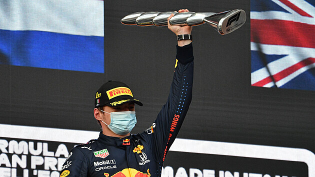 Max Verstappen z Red Bullu se raduje z vtzstv na Velk cen Emilie-Romagny.