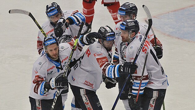 Hokejisté Liberec se radují ze vstřelené branky v zápase proti Třinci.