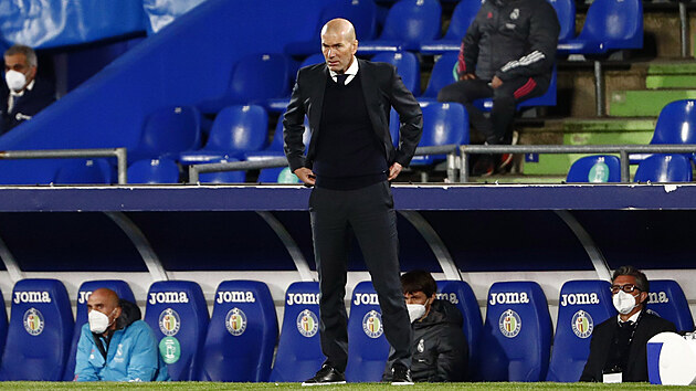 Trenr Realu Madrid Zinedine Zidane sleduje dn na hiti.