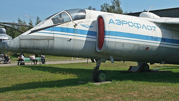 Mjasiščev M-17 (druhý letový prototyp, imatrikulace CCCP-17103), letecké muzeum v Moninu