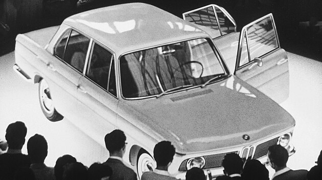 Sedan BMW 1500 „Neue Klasse“ při premiéře na autosalonu ve Frankfurtu nad Mohanem v roce 1961