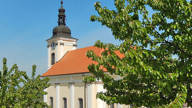 Barokní kostel sv. Petra a Pavla založil František Norbert hrabě z Trauttmansdorffu.