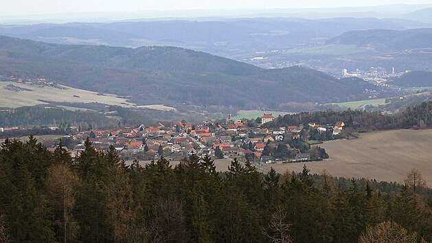 "Kdy� jsou dobr� v�hledov� podm�nky, vid�me z na�� rozhledny kupodivu t�m�� cel� �echy,� vyzdvihuje fascinuj�c� rozhled z M�minky starosta obce Hudlice Pavel Huben�.