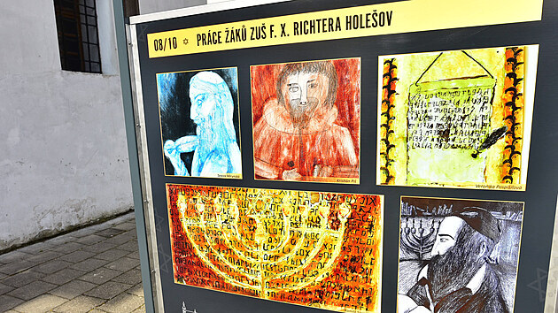 Výstava Zázračný rabín Šach a tajuplné židovské město je k vidění na panelech v ulicích Holešova. Jeden z nich je přímo před Šachovou synagogou.