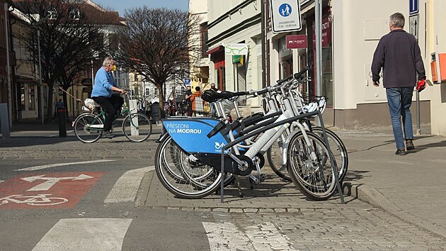 V Uherském Hradišti od dubna začali lidem nabízet sdílené bicykly. Jízdní kola se dají vypůjčit přes mobil, prvních 15 minut jízdy je zdarma.