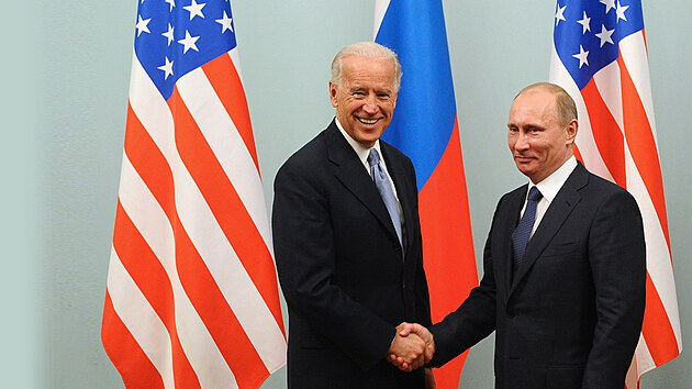 Joe Biden při setkání s Vladimirem Putinem v době, kdy byl Biden viceprezident a Putin premiér. (10. března 2011)