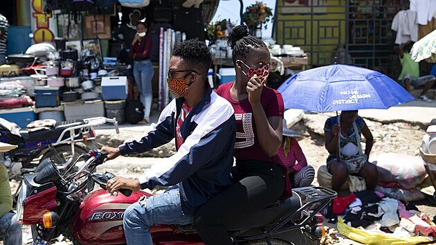 Haiti zmt nejenom politick krize, ale tak koronavirus. Lid na ulici hlavnho msta Port-au-Prince s ochrannmi roukami. (11. bezna 2021) 