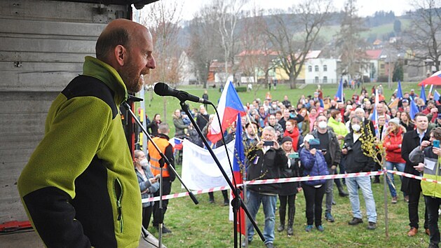 V Semilech demonstrovaly stovky lidí na podporu ředitele Waldorfské školy Ivana Semeckého (na snímku) a za návrat dětí do škol bez podmínek.