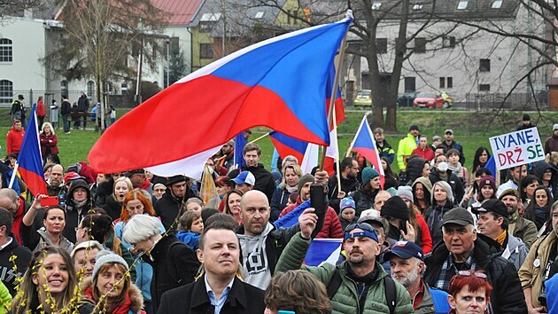 V Semilech demonstrovaly stovky lid na podporu editele Waldorfsk koly Ivana Semeckho a za nvrat dt do kol bez podmnek.