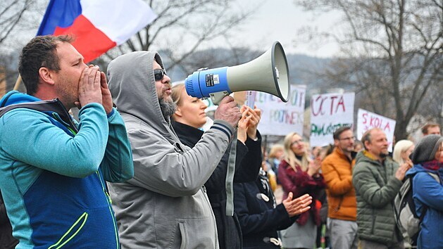 V Semilech demonstrovaly stovky lidí na podporu ředitele Waldorfské školy Ivana Semeckého a za návrat dětí do škol bez podmínek.