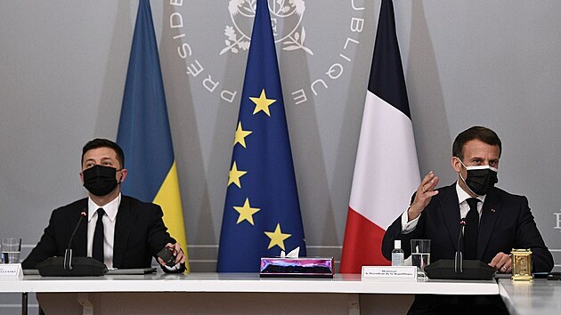 Ukrajinský prezident Volodymyr Zelenskyj a francouzský prezident Emmanuel Macron při setkání v Paříži (16. dubna 2021)