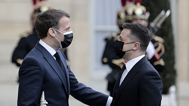 Ukrajinsk prezident Volodymyr Zelenskyj a francouzsk prezident Emmanuel Macron pi setkn v Pai (16. dubna 2021)