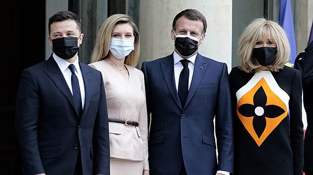 Ukrajinský prezident Volodymyr Zelenskyj a francouzský prezident Emmanuel Macron s prvními dámami při setkání v Paříži (16. dubna 2021)