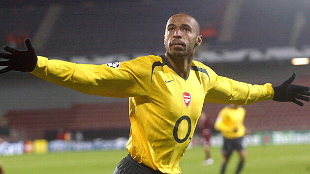 Thierry Henry z Arsenalu slaví jeden ze svých gólů v utkání Ligy mistrů na...