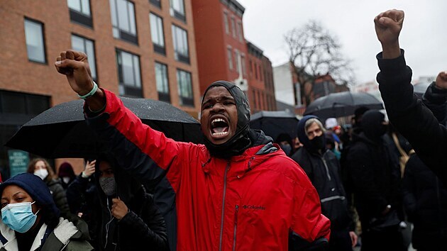 V americkm Minneapolisu pokrauj protesty proti policejnmu nsil v souvislosti se smrt Afroameriana Daunteho Wrighta. (12. dubna 2021)