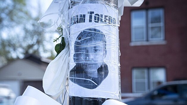 Fotografii tinctiletho chlapce Adama Toleda, kterho zastelila chicagsk policie, nkdo pidal k pietnmu koutku nedaleko od msta, kde dt zemelo. (15. dubna 2021)