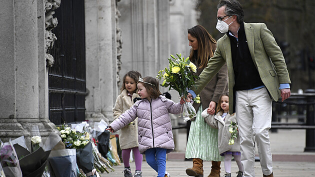 Britnie truchl nad smrt prince Philipa, lid chod k Buckinghamskmu palci pokldat kvtiny. (10. dubna 2021)