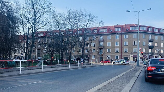 Hasiči zasahovali u požáru bytu v pražské Černokostelecké ulici. (12. dubna 2021)