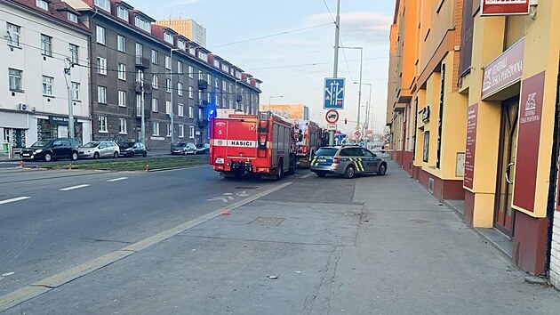 Hasiči zasahovali u požáru bytu v pražské Černokostelecké ulici. (12. dubna 2021)