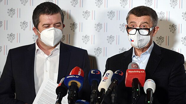 Premiér Andrej Babiš a vicepremiér Jan Hamáček na mimořádné tiskové konferenci na ministerstvu zahraničí, kde oznámili vyhoštění 18 ruských diplomatů pracujících pro ruské  tajné služby