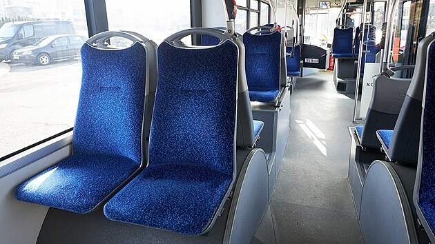 Členové organizace SirFogg si pořídili vyřazený trolejbus z Opavy, kterým chtějí objet svět. Plánují do něj namontovat nové sedačky i postele.