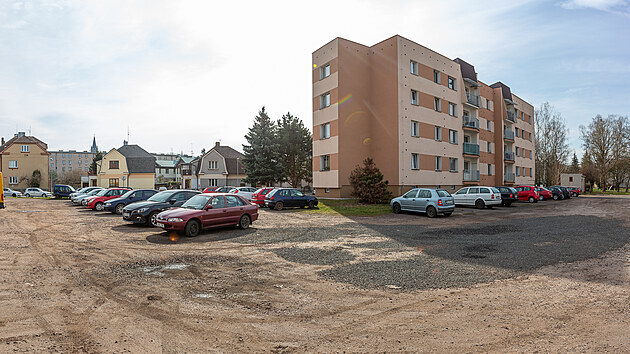 Bytovka ve Dvoře Králové nad Labem, jejíž obyvatelé se bouří proti stavbě nových bytových domů. (12. 4. 2021)