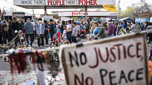 Demonstranti se shromáždili na znamení solidarity na památku zesnulého George Floyda a Daunteho Wrighta v americkém Minneapolisu. (19. dubna 2021)
