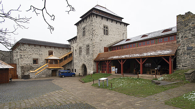 Obnova hradu v duchu Jurkoviova nvrhu trvala bezmla ti roky. 