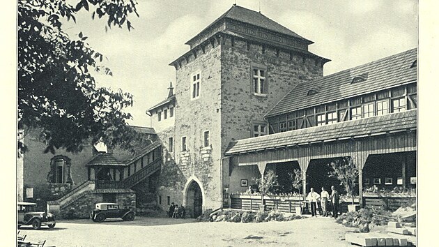 Západní křídlo hradu Kunětická hora ve 30. letech minulého století upravené podle architekta Dušana Jurkoviče. Právě na základě jeho koncepce vznikla v přízemí i vyhlášená restaurace s hodnotnými interiéry v západním traktu.