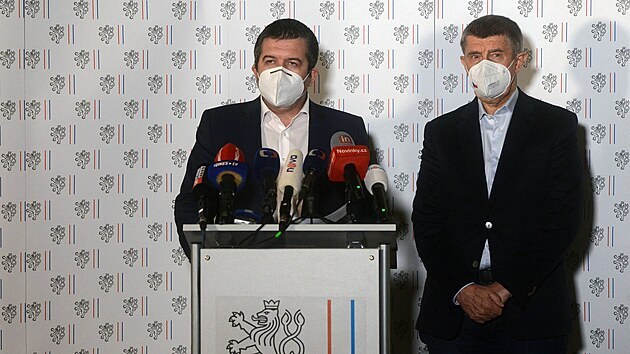 Premiér Andrej Babiš a vicepremiér Jan Hamáček na mimořádné tiskové konferenci na ministerstvu zahraničí, kde oznámili vyhoštění 18 ruských diplomatů pracujících pro ruské tajné služby.