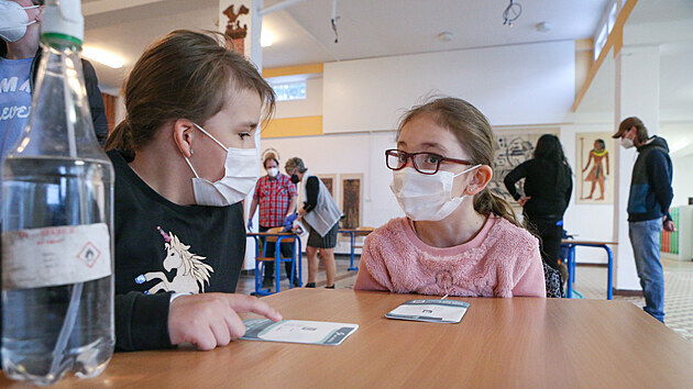 Dti s rodii pichzej prvn den obnoven koln dochzky do 28. zkladn koly v Plzni - Lobzch. Ped zahjenm vuky ekalo kadho ka testovn na koronavirus. (12. dubna 2021)