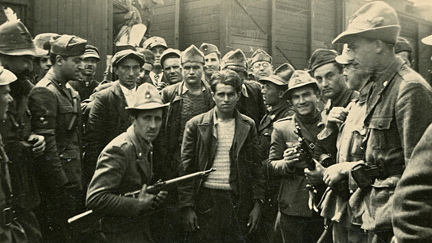 Titovi partyzni zajat italskou armdou (Jugoslvie), kolem roku 1942.