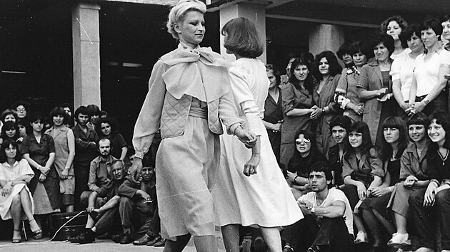 Milada Karasov� a jej� prvn� m�dn� fotografie. �Oslovil m� fotograf Milan ��ra,� vzpom�n� manek�nka. ��el se p�edstavit m�m rodi��m. Sezn�mil m� i se svoj� �enou, aby to snad nevypadalo, �e m� se mnou jin� �mysly. A� pot� jsme spolu za�ali fotit reklamy a m�du.�